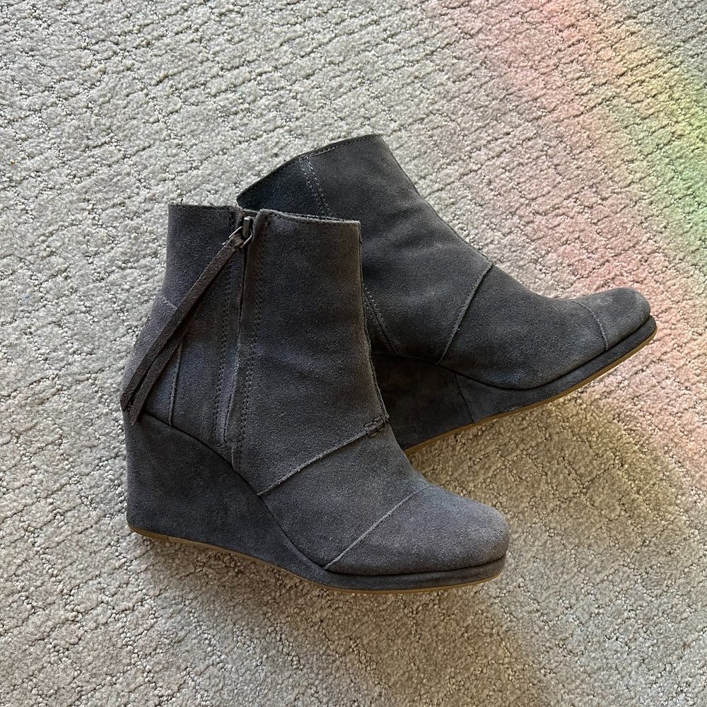 TOMS Desert Wedge Bootie Gray Suede Size 8